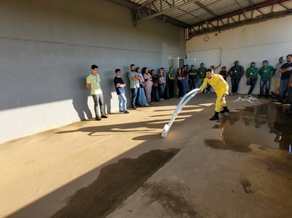 Treinamento de combate a incêndio em grupo